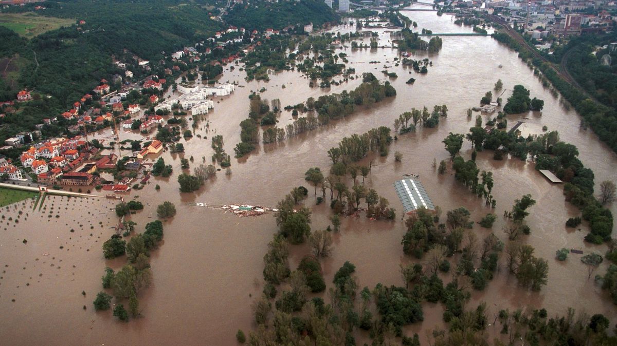 Hráze, hlídky a hasiči v pohotovosti: Jak se firmy připravují na velkou vodu