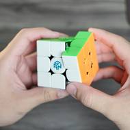 Kostky pro rychlé skládání mají středy více zaoblené.