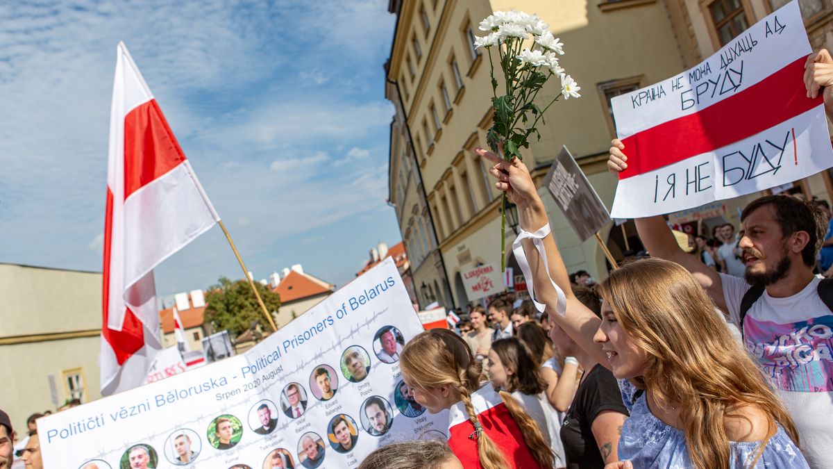 Obrazem: „Bělorusko si zaslouží svobodu,“ skandovali lidé v Praze