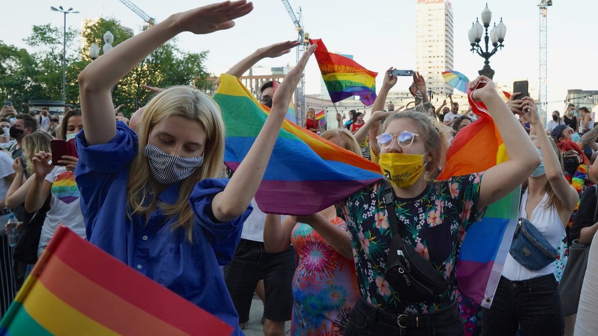 Duha vás neuráží! Ve Varšavě za práva LGBT protestovaly tisíce lidí