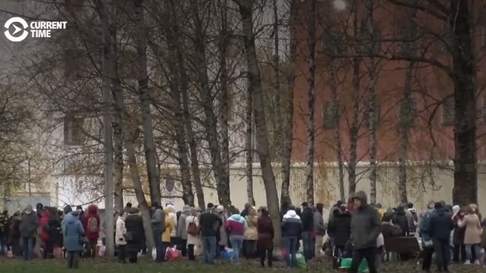 Stovky lidí stojí u běloruských věznic. Chtějí pomoci blízkým