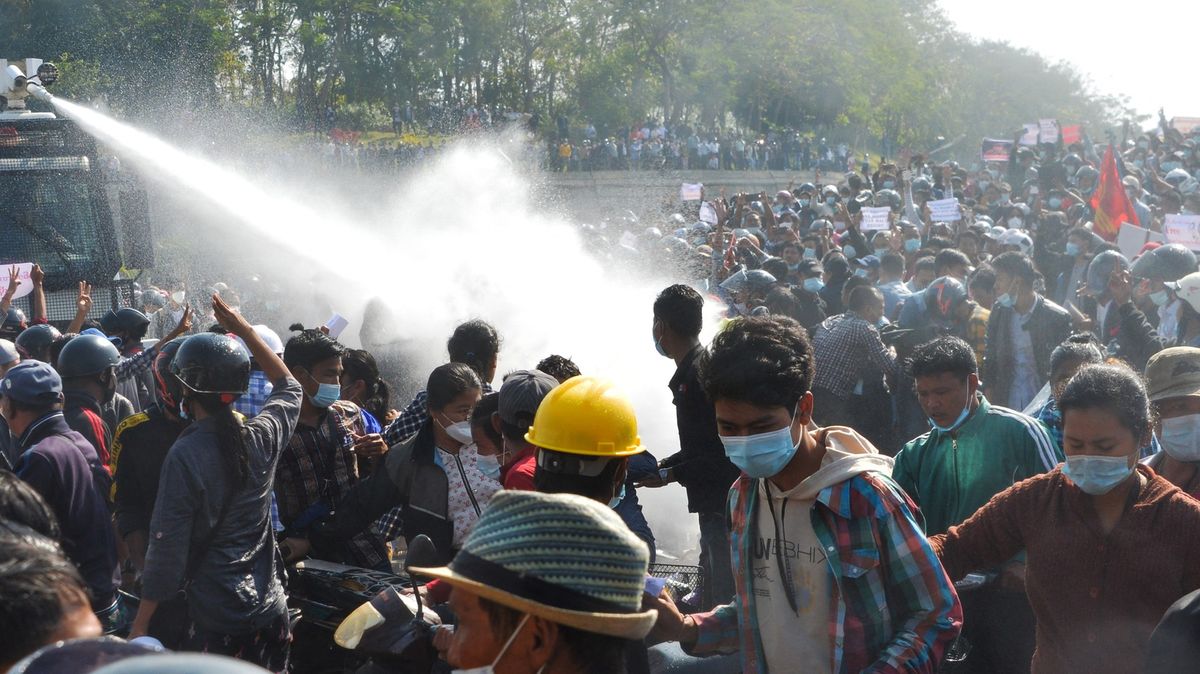 Barma dál protestuje proti armádnímu puči. Tisíce lidí rozhání vodní děla