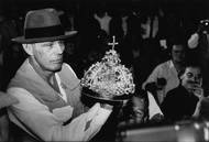 Akce byla finančně zajištěna podnikatelem, jenž daroval kopii carské koruny Ivana Hrozného. Kopie prve sloužila jako pohár, do něhož si zámožní návštěvníci restaurace mohli nalít nápoj. Beuys ji za velkých protestů roztavil a odlil zajíčka z lidové formy. 