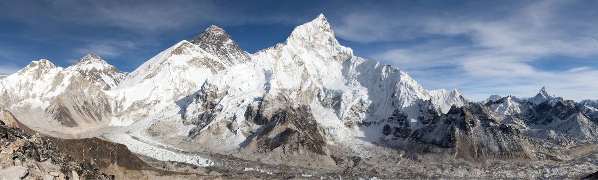 Panoramatický pohled na Mount Everest a údolí ledovce Khumbu.