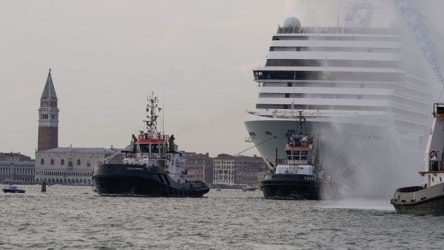 Pryč z laguny! Vyplutí první výletní lodi z Benátek provázely protesty