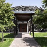 Motiv čapího hnízda se obtiskl do podoby stavby centrální budovy, kterou je jízdárna.