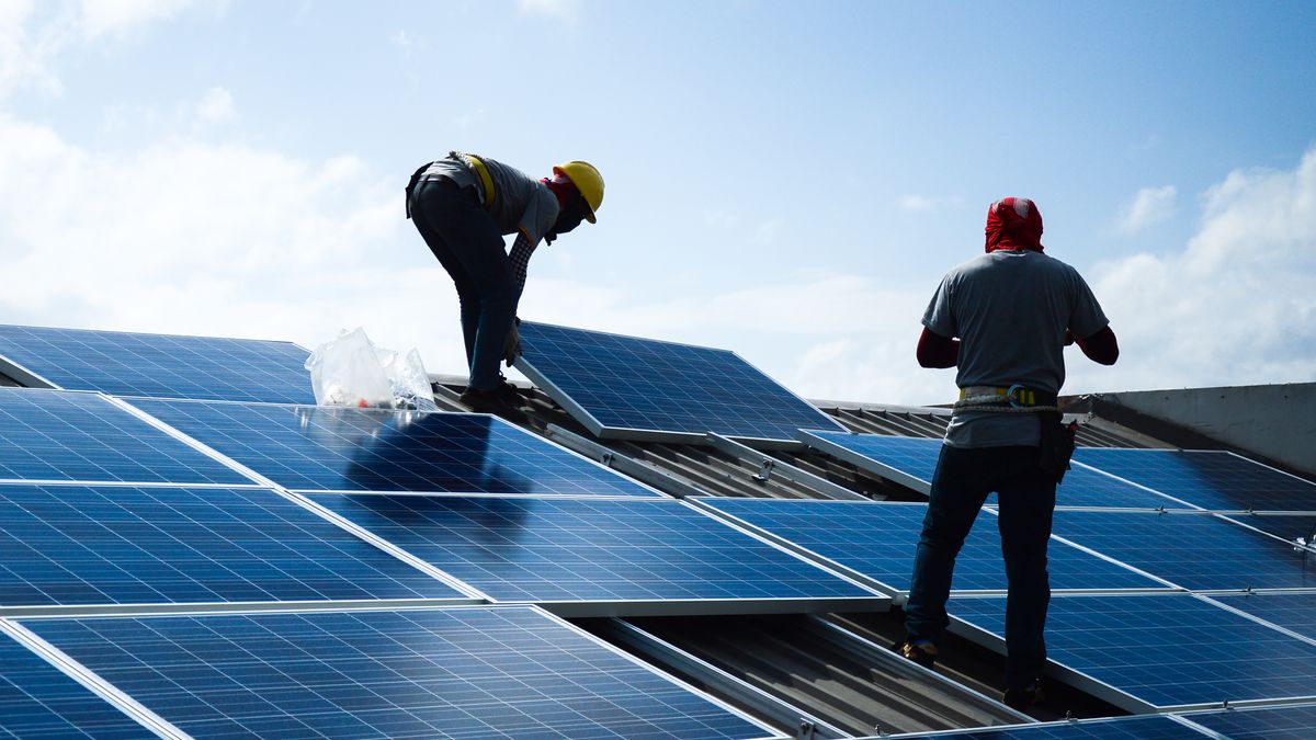 Fotovoltaický boom má novou oběť. Padl další dodavatel, klientům dluží miliony