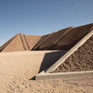 Pohled do monumentálního díla City Michaela Heizera v nevadské poušti.