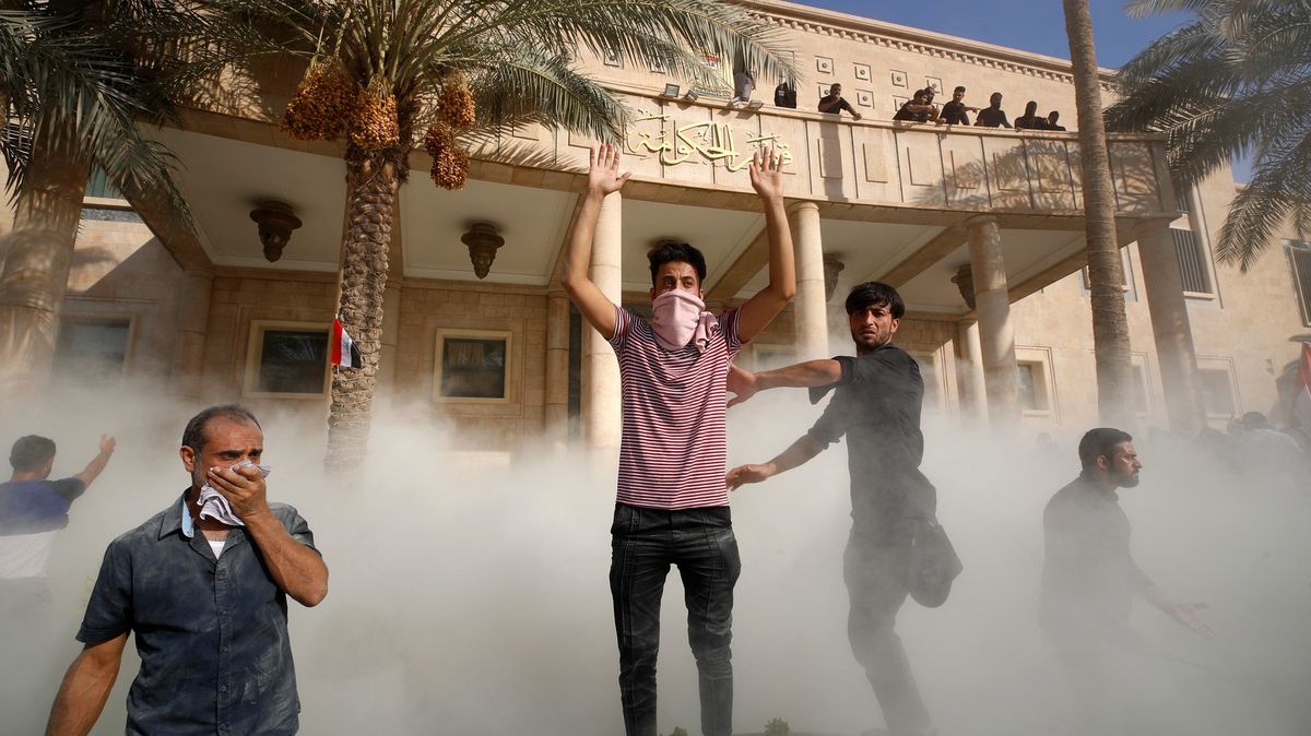 Fotky z Bagdádu: Rozhořčený dav vtrhl do sídla vlády