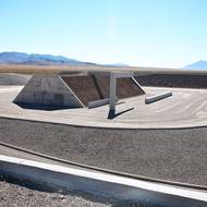 Pohled do monumentálního díla City Michaela Heizera v nevadské poušti.