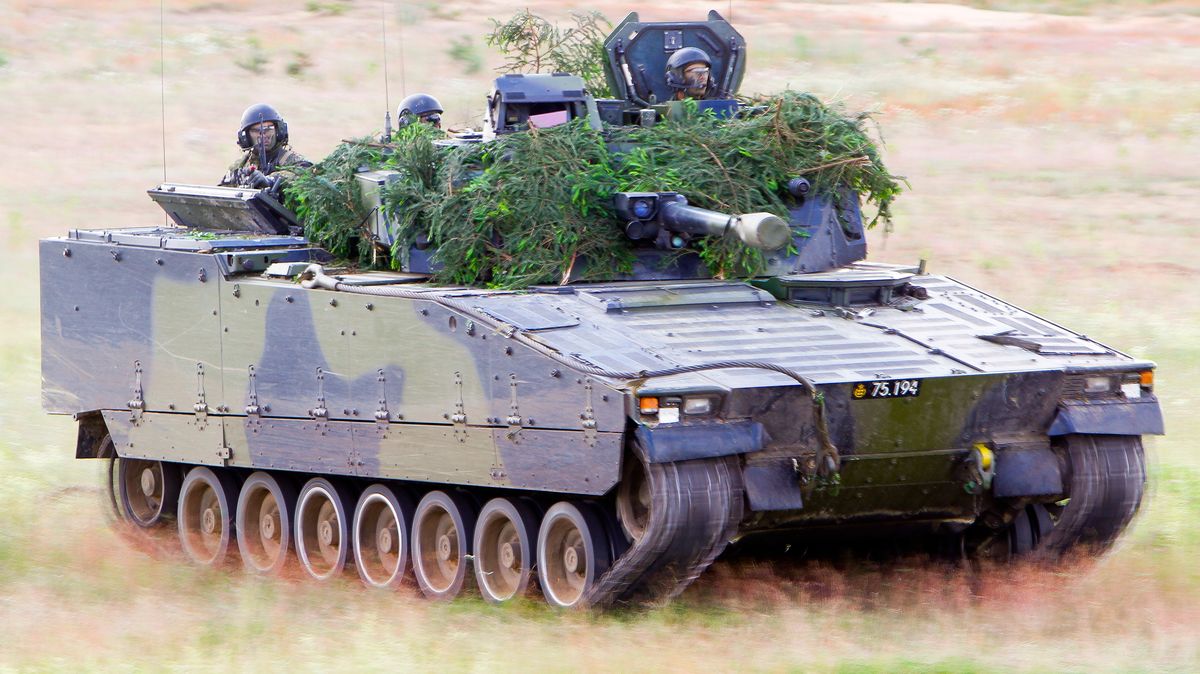 Česko podepsalo memorandum o pořízení švédských bojových vozidel CV90
