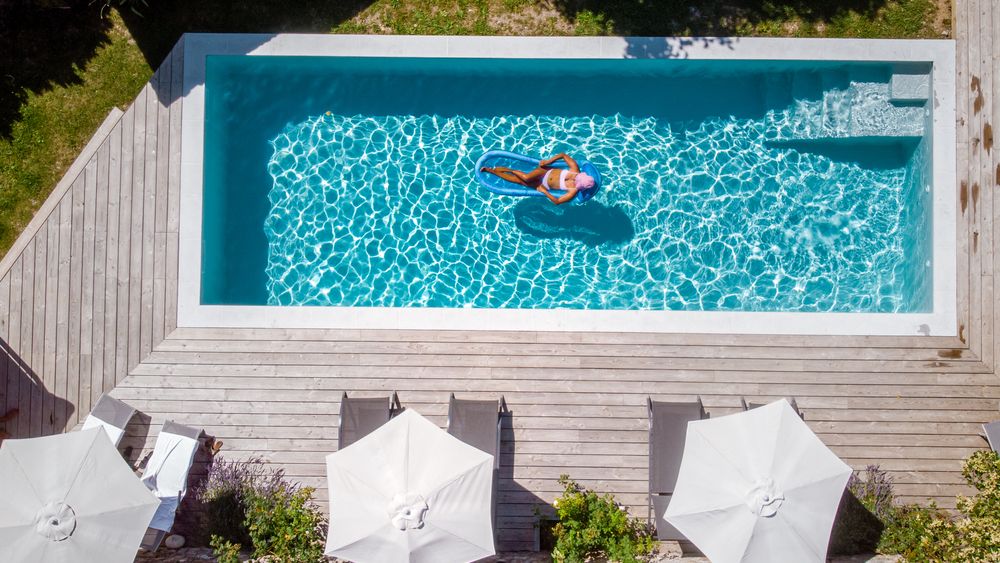 La France, avec l’aide de l’intelligence artificielle, a dupé des propriétaires de piscine des millions d’euros