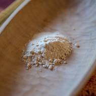 K rozemletému uhlí se přidává vonná pryskyřice z kadidlovníku.