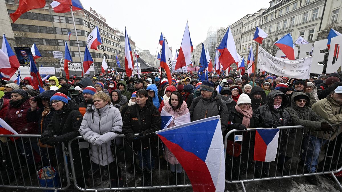 Chceme demisi a mír. Stovky lidí v Praze protestovaly proti vládě