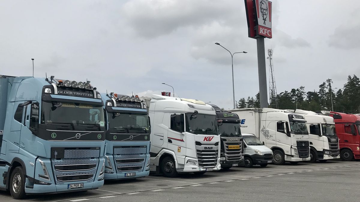 Nové páky na řidiče. Policisty letos na silnicích doplní další uniformy