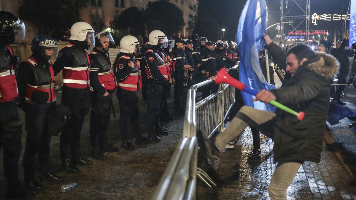 Albánští demonstranti žádali demisi premiéra, létaly zápalné lahve