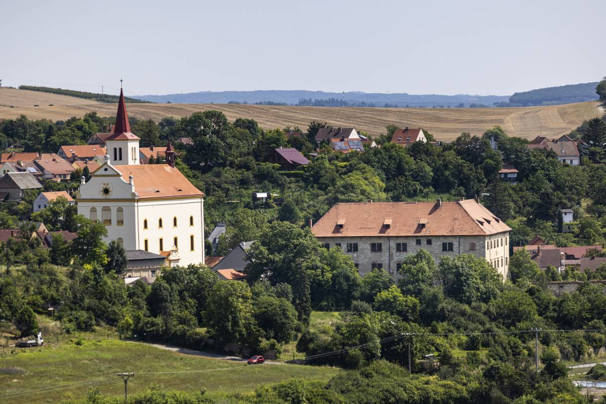 Zámek stojí na úbočí vyvýšeného svahu a svojí majestátní polohou nad Litoměřicemi tvoří spolu s přilehlým hospodářstvím a kostelem sv. Petra a Pavla výraznou krajinnou dominantu.