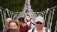 Fotky: Nejdelší visutý most láká statisíce turistů. V obci ale budí vášně
