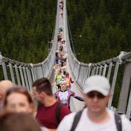 Visutý most se lehce pohupuje. Někteří se proto chytají zábradlí. Ne všichni se ale na Sky Bridge odváží vyrazit. „Já jsem nešla, bojím se totiž výšek a tohle opravdu není pro mě. Příroda je tu ale nádherná,“ prozradila Petra Straková, zatímco čekala na své přátele, kteří se na lávku vydali. Dodala, že na Stezku v oblacích si ale troufne.