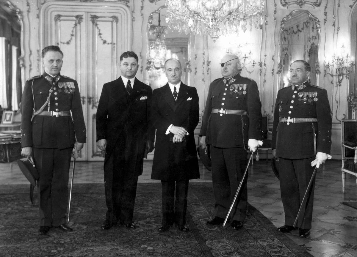 Při novoroční audienci u prezidenta Edvarda Beneše 1. ledna roku 1938 se na Pražském hradě sešla elita tehdejší armády. Zleva: náčelník Vojenské kanceláře prezidenta republiky generál Silvestr Bláha, ministr Národní obrany František Machník, hostitel prezident Beneš, generální inspektor československé branné moci generál Jan Syrový a náčelník Hlavního štábu československé branné moci generál Ludvík Krejčí.