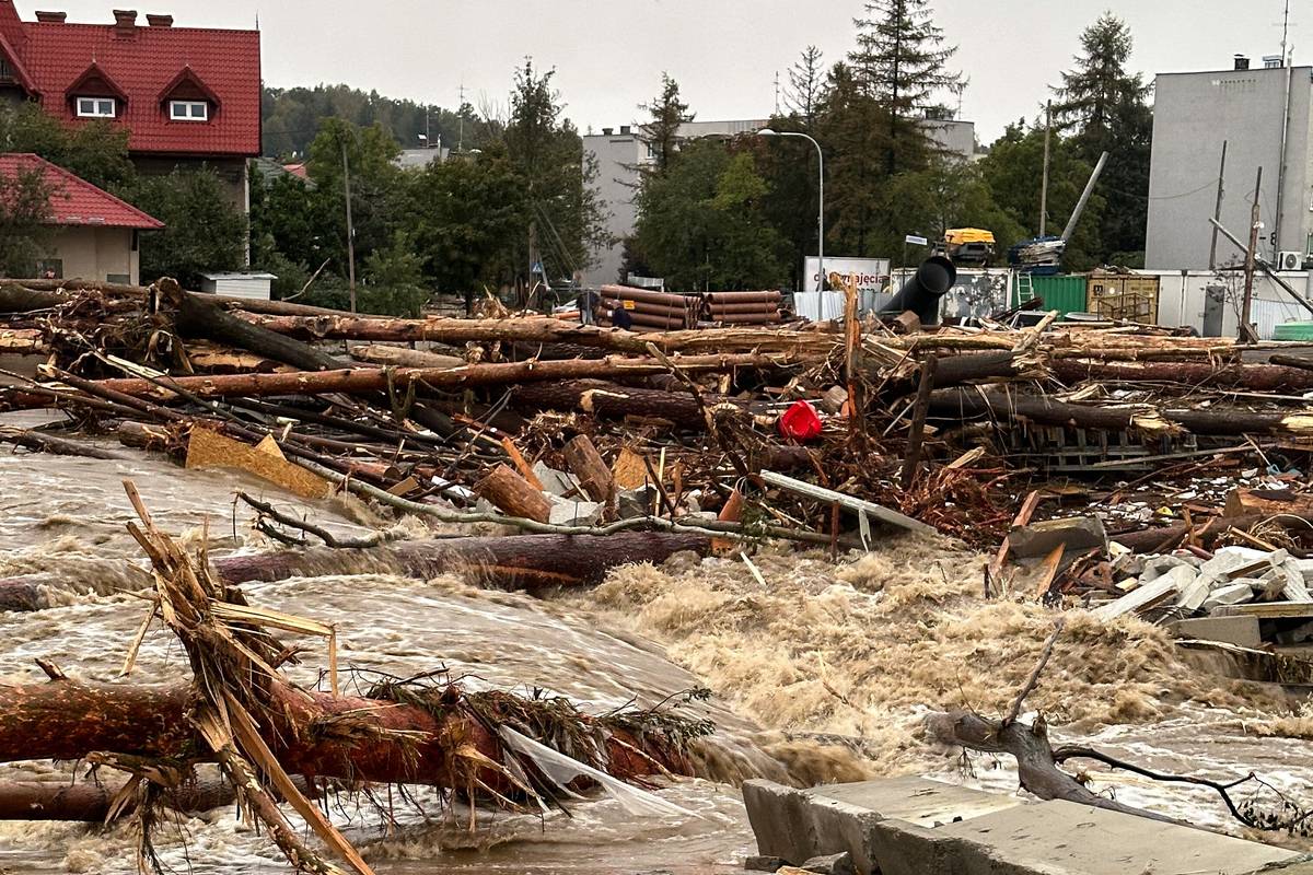 Situace v Polsku je velmi vážná především v Dolnoslezském vojvodství na jihu země. Během noci na neděli začalo mít vážné problémy například město Głucholazy v okrese Nisa, které leží nedaleko Mikulovic ve Slezsku na české straně hranice. Rozvodněná říčka Bělá tam navzdory snahám hasičů začala  v neděli ráno zaplavovat město (zde na snímku z 15. září).