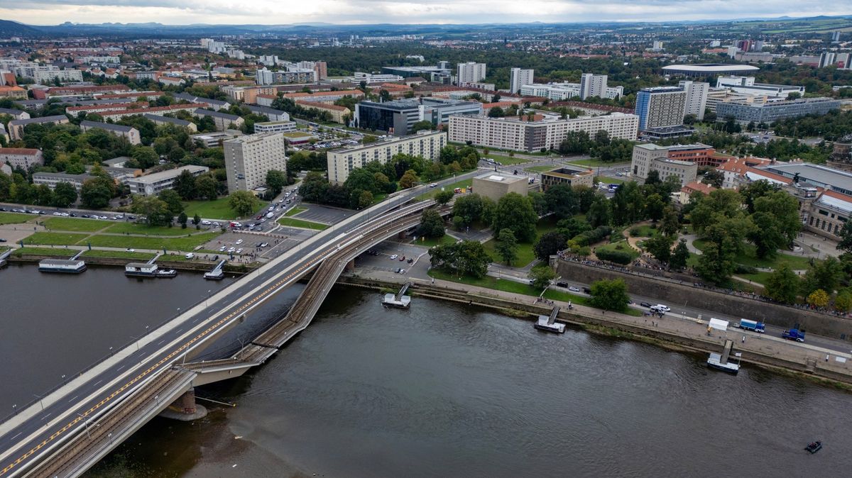 Snižte průtok Labe, žádají z Drážďan kvůli pádu mostu. Praha: Nemůžeme vyhovět