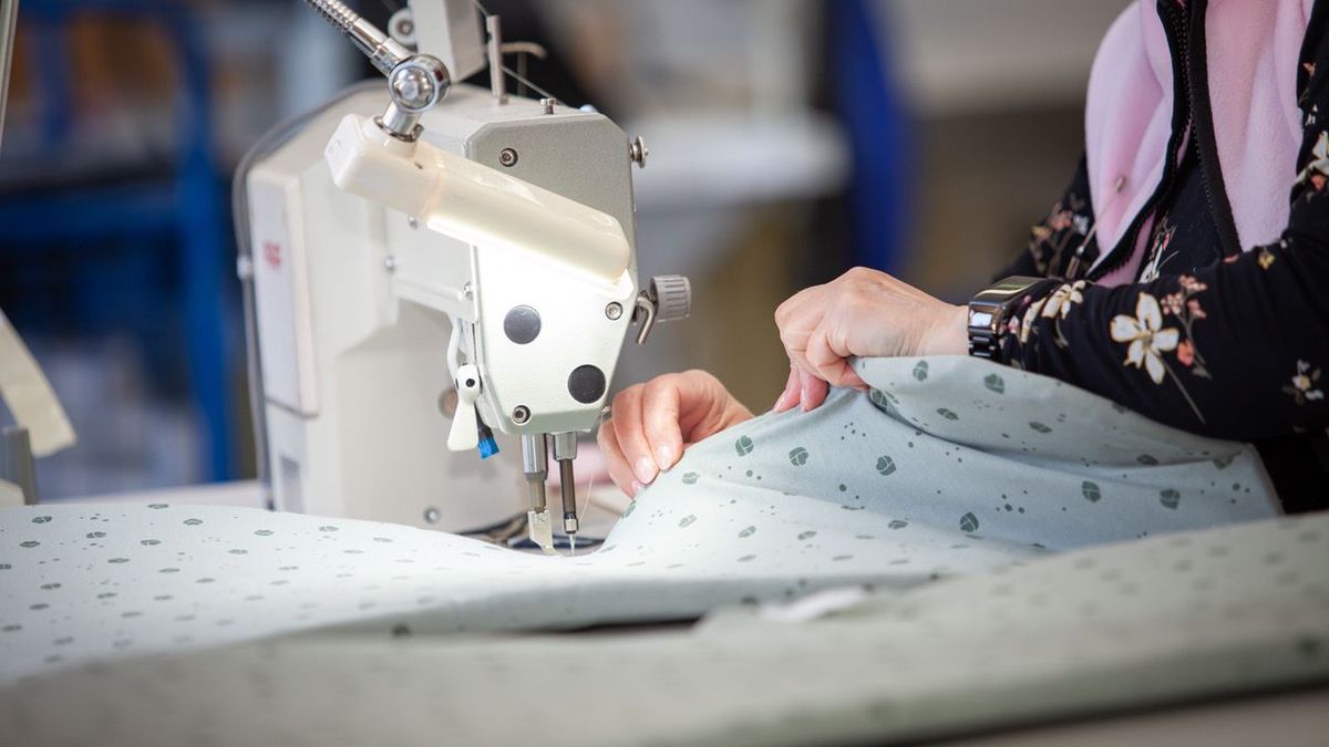 Všichni se semkli a šli s platy na půlku, popisuje šéfka záchranu fabriky