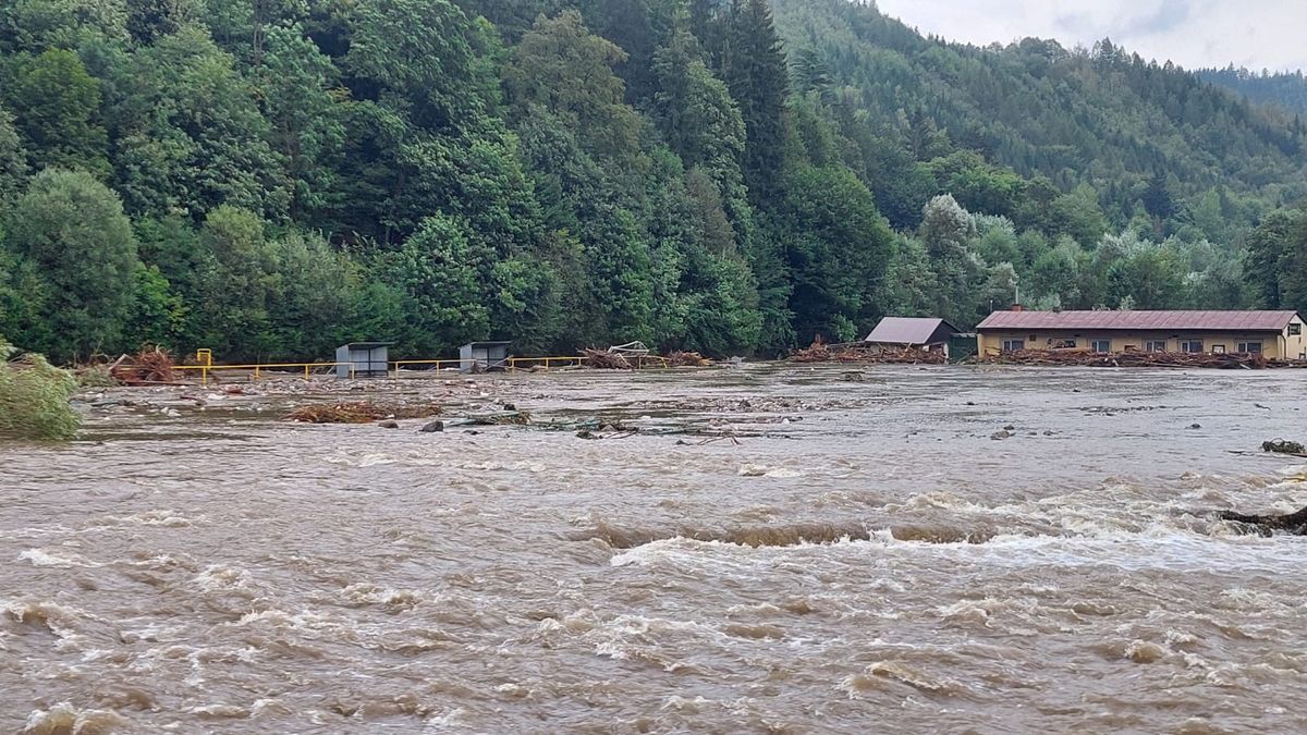 Obrazem: Fotbalové hřiště zmizelo. Vlna smetla Hanušovice