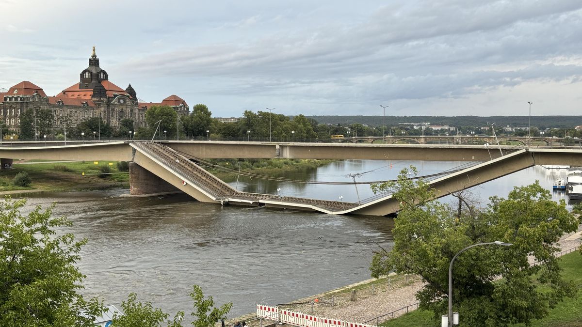 V Drážďanech se zřítila další část mostu přes Labe
