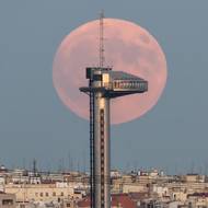 Zatmění Měsíce předcházel úplněk. (Vyhlídková terasa Faro de Moncloa v Madridu, 17. září.)