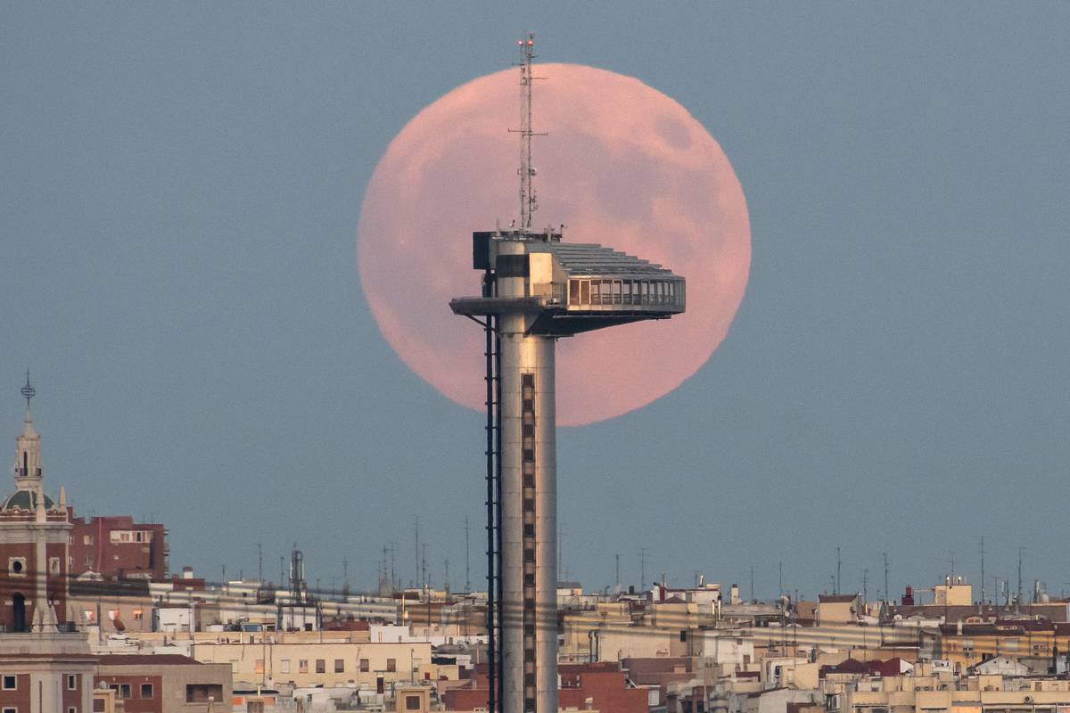 Zatmění Měsíce předcházel úplněk. (Vyhlídková terasa Faro de Moncloa v Madridu, 17. září.)