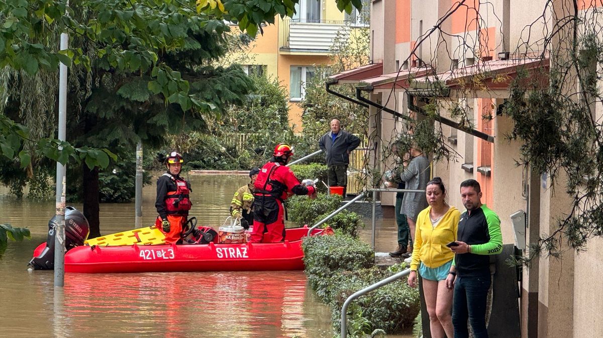 Povodňový test jménem Vratislav. Lidé v panice vykupují obchody