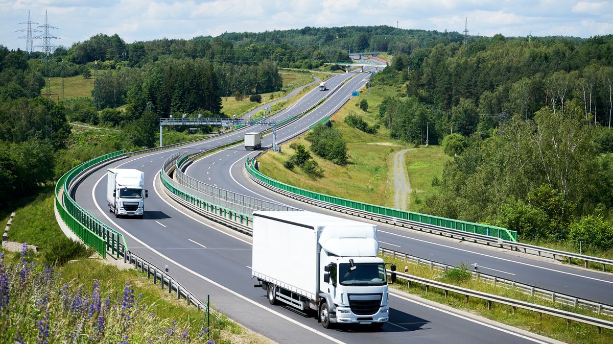 Plzeňský kraj omezí na svých dvou silnicích těžké vozy nad 12 tun