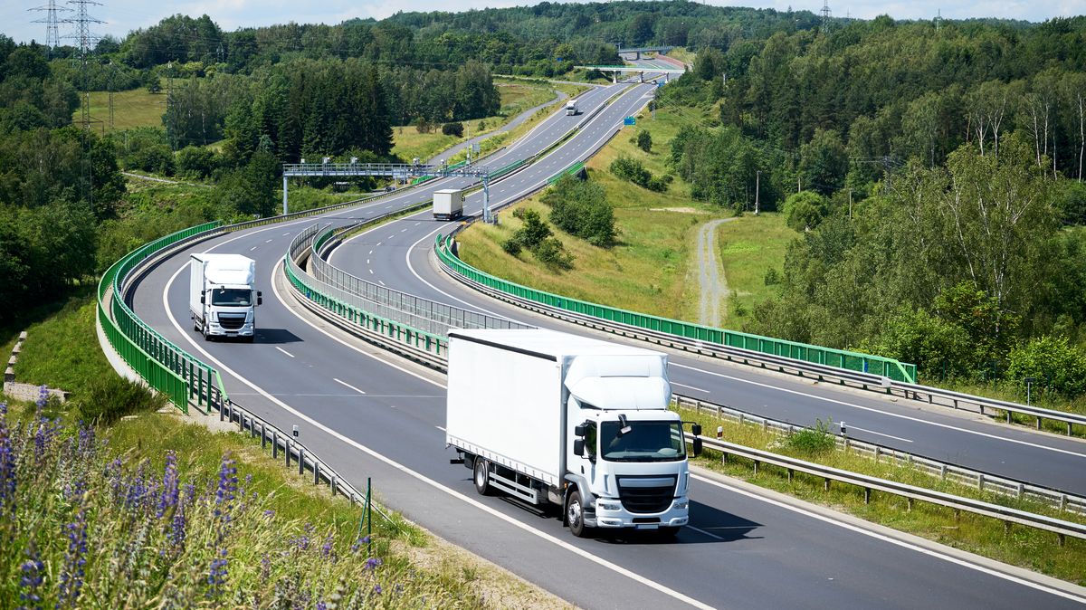 Středočeský kraj chce na silnice přidat osm míst pro vážení nákladních aut
