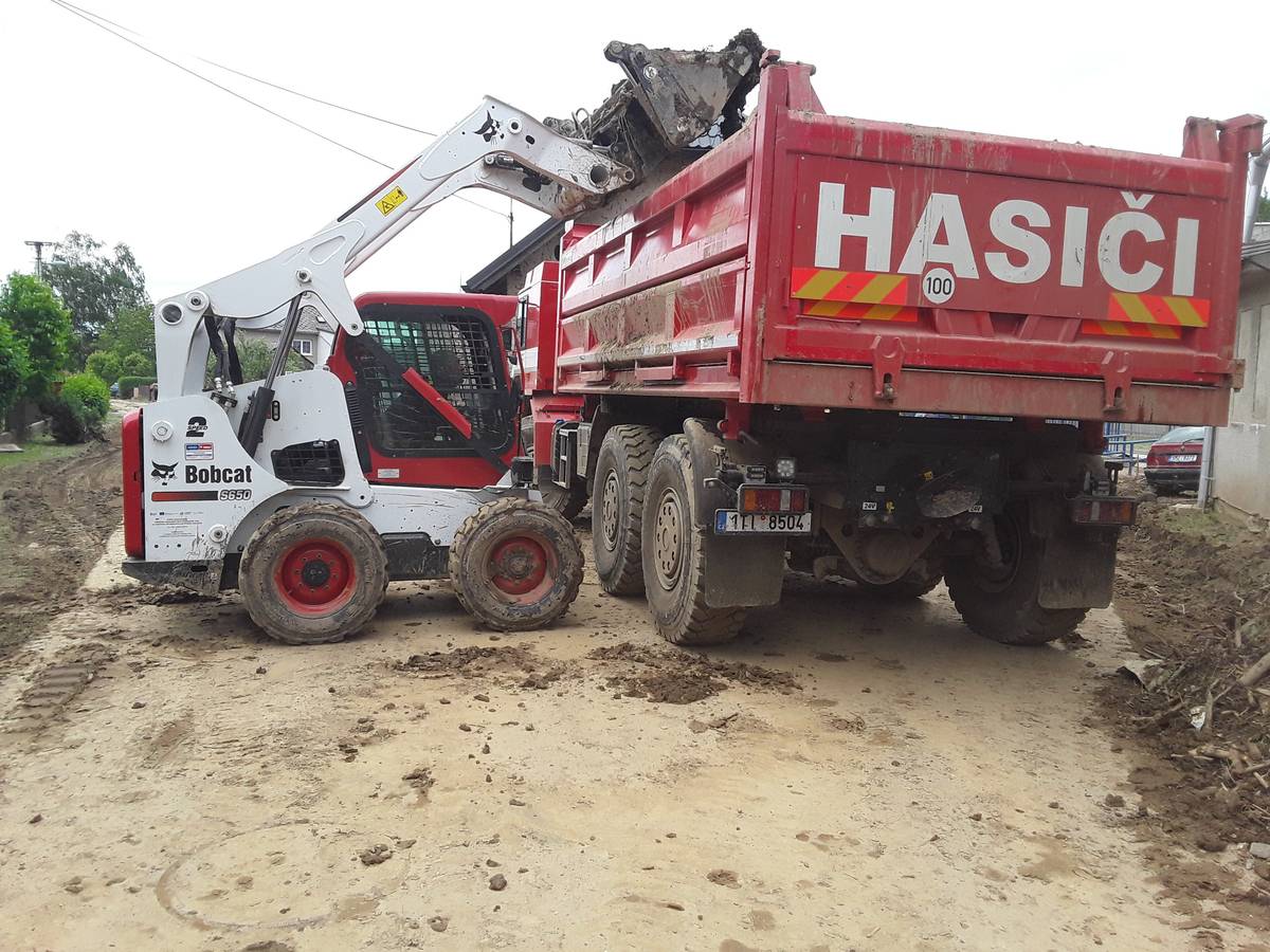 Čištění komunikace, čištění koryt řek, odstraňování velkého množství naplavenin – to je dnes hlavní náplň práce hasičů.