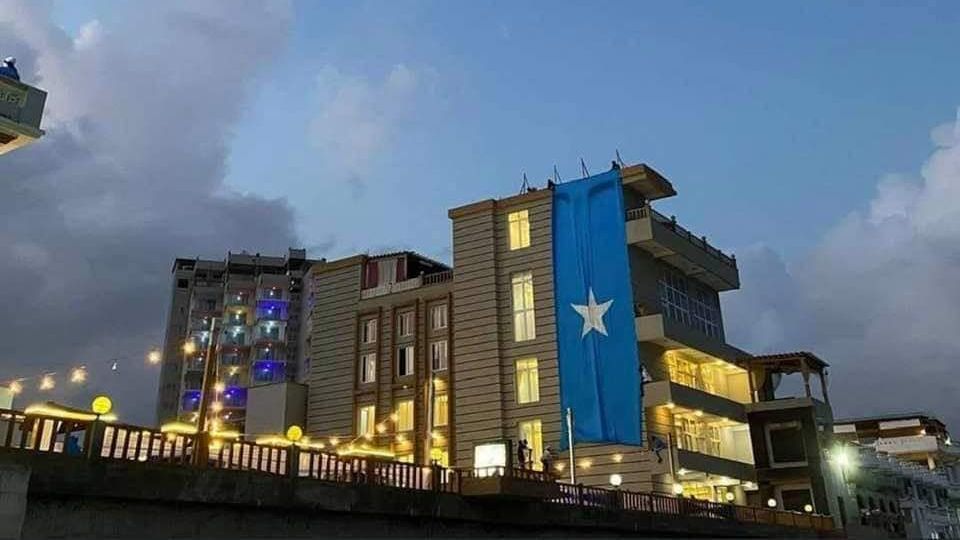 Při útoku islamistů na hotel v Mogadišu přišlo o život nejméně 17 lidí