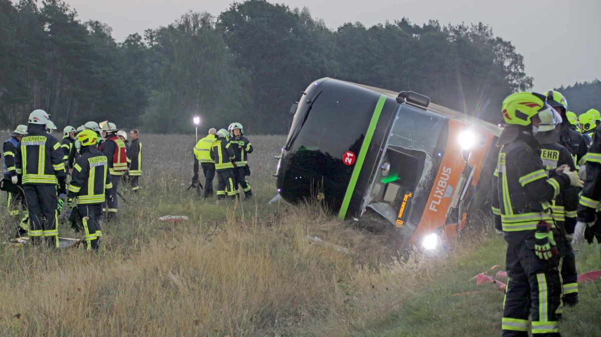 Desítky lidí skončily v nemocnici po nehodě autobusu z Prahy do Hamburku