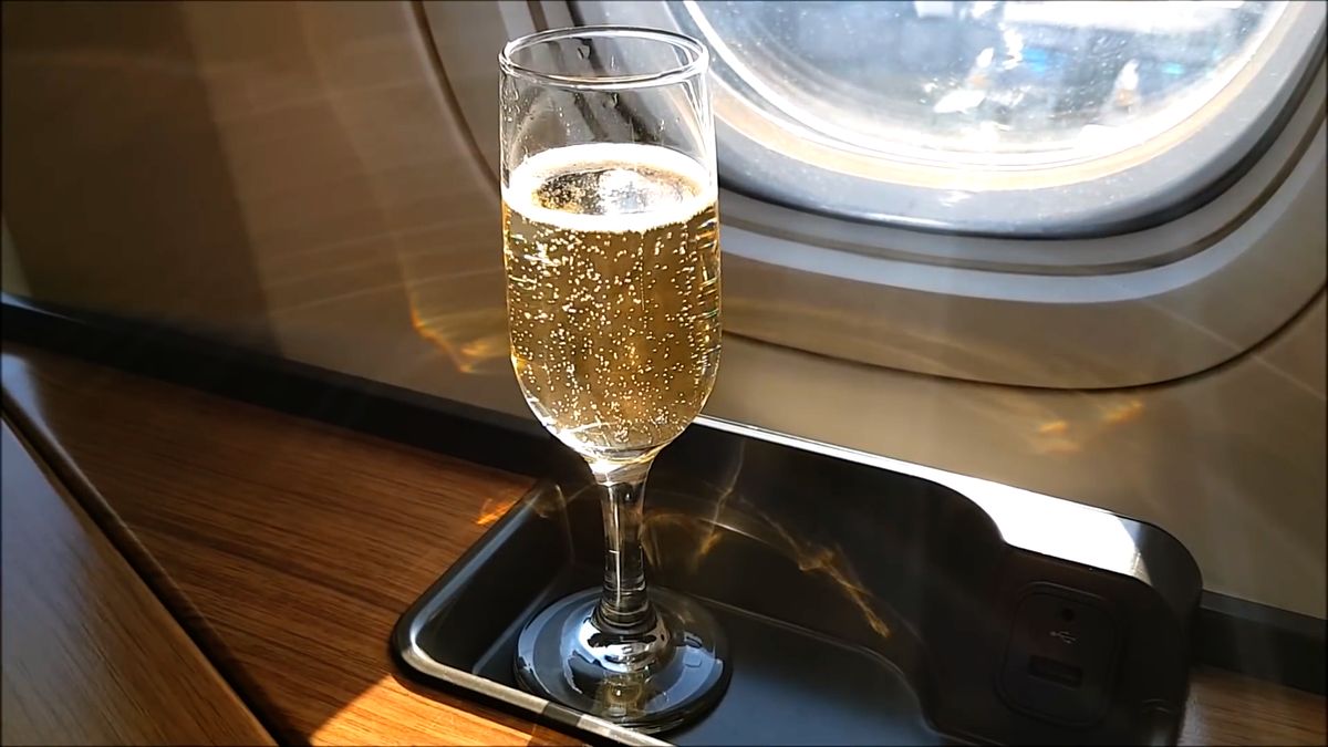 Co s alkoholem, který se nevypil v letadlech? Aerolinky otevřely e-shop