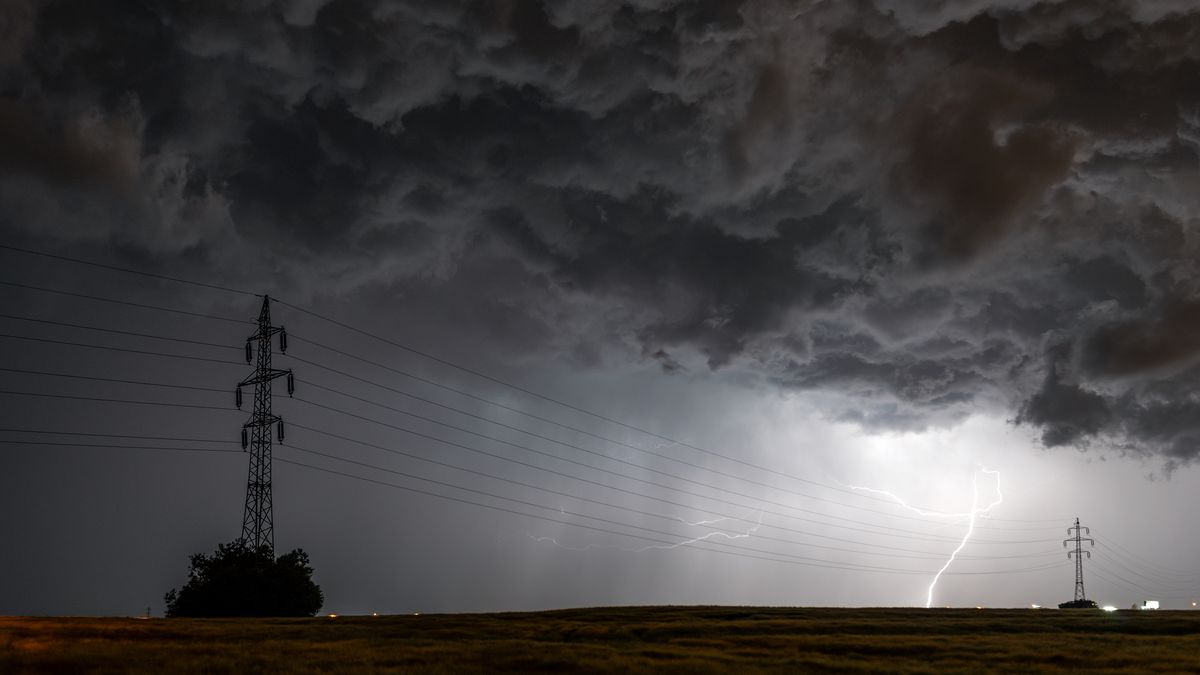 Silné bouřky omezily dodávku elektřiny tisícům domácností v republice