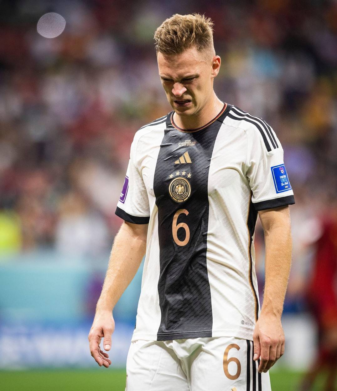 Joshua Kimmich se vlastně tváří patřičně vzhledem k tomu, jak Němci na šampionátu dopadli. Stejně jako v roce 2018 nedokázali postoupit ze skupiny. Snímek je z utkání se Španělskem 27. listopadu 2022, z jediného, v němž Němci uspěli.
