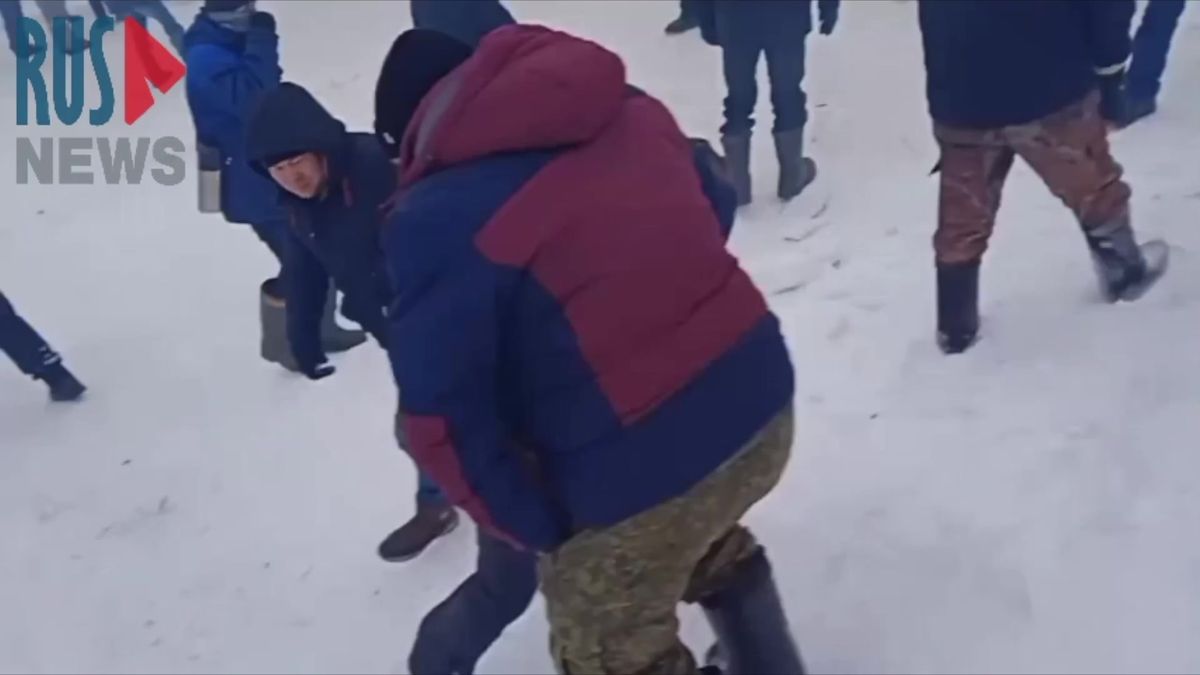 V Rusku odsoudili aktivistu, dav se pustil do bitky s policií