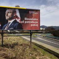 Billboard favorita prezidentských voleb Petra Pellegriniho s heslem „Slovensko už potřebuje klid“.