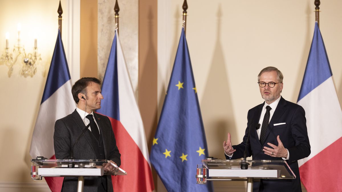 Česko a Rumunsko si stěžují na Macronovu krizovou schůzku v Paříži