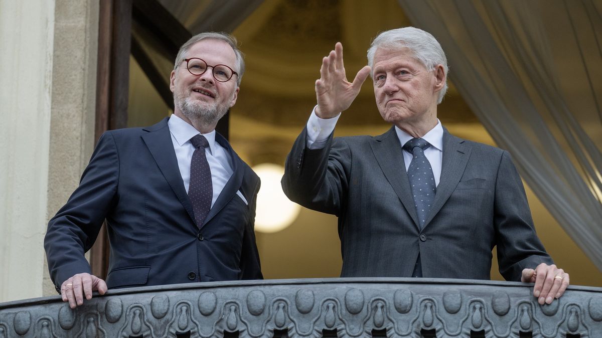 Fotky Billa Clintona v Praze: Za chvíli převezme na Hradě metál