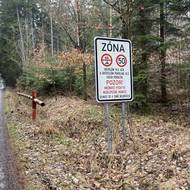 V Brdech není problém narazit na zákazové značky.