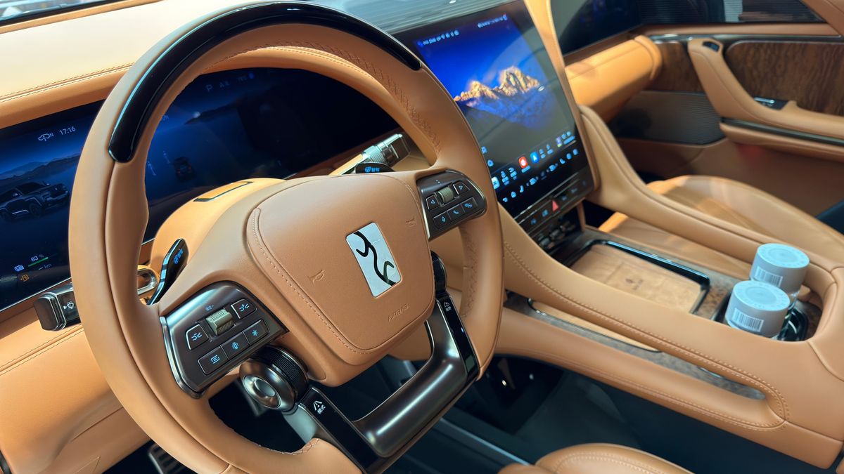 Zisk čínské automobilky BYD vyskočil o třetinu, v tržbách pokořila Teslu