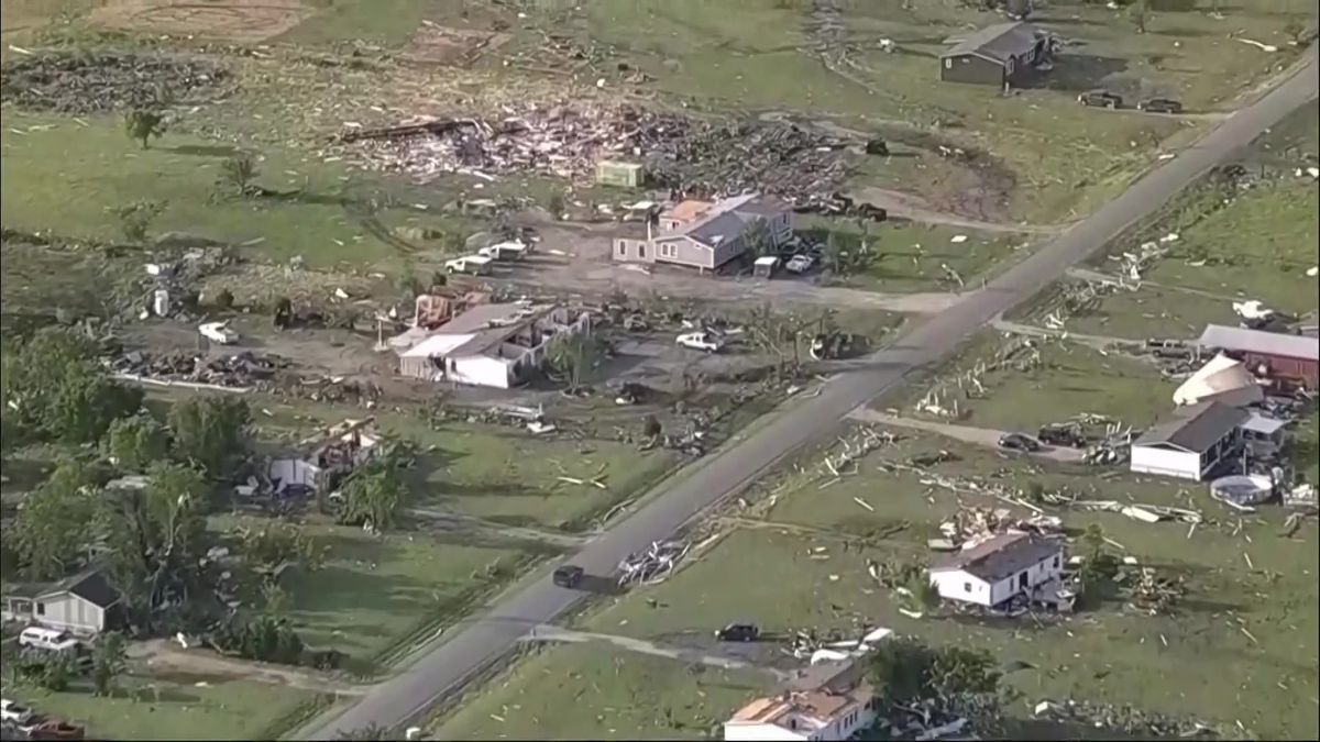 USA sužují rekordní vedra a ničivé bouřky. Tornáda si vyžádala 23 obětí