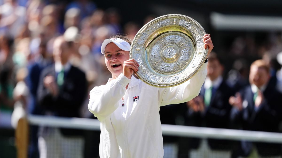 Barbora Krejčíková slaví. Ve finále Wimbledonu přehrála Italku Paoliniovou