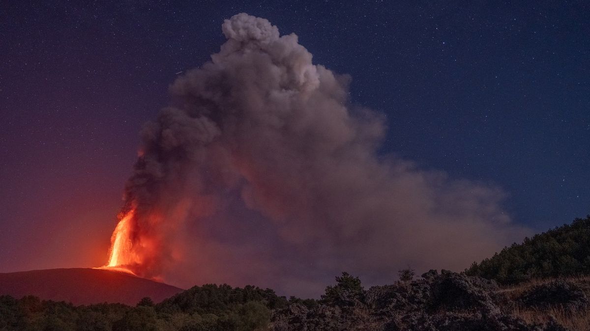 Etna opět chrlí lávu a kouř. Záchranáři varují turisty před vysokými teplotami