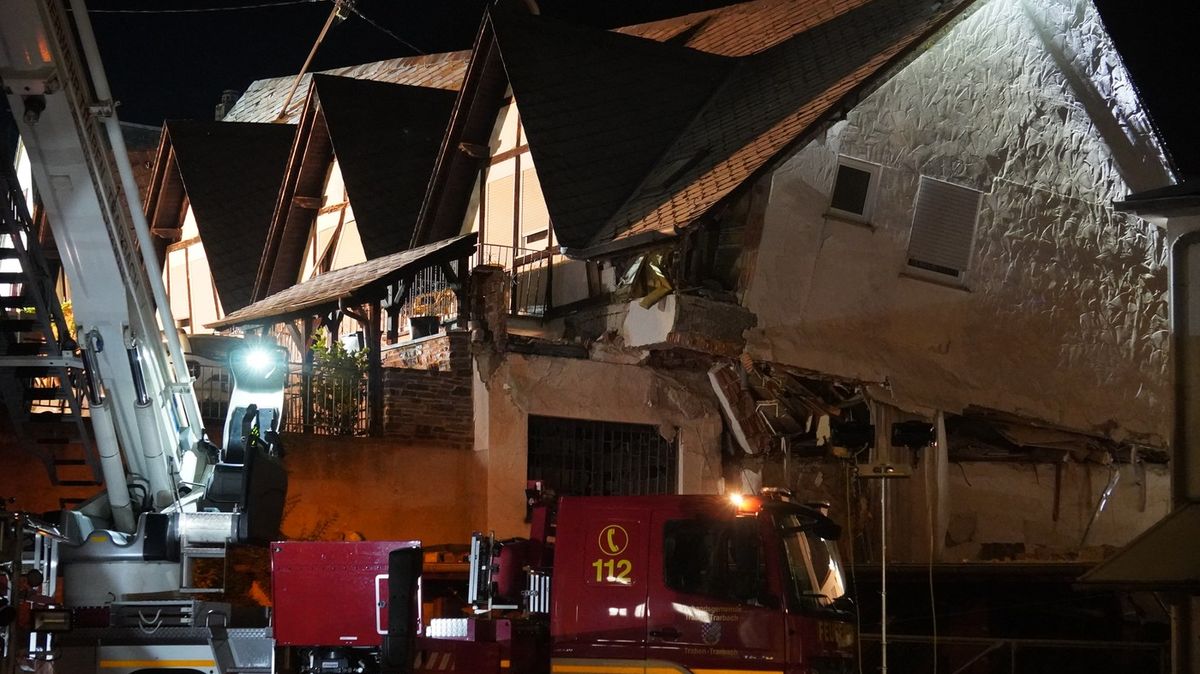 V západoněmeckém Krövu se zřítil hotel, jeden člověk je mrtvý
